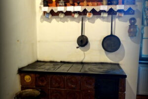 Odtworzony piec kuchenny w muzeum w Krotoszynie wykonany z kafli produkowanych w wytwórni w Zdunach.
