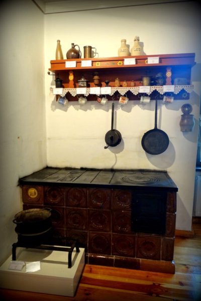 Odtworzony piec kuchenny w muzeum w Krotoszynie wykonany z kafli produkowanych w wytwórni w Zdunach.