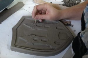 Praca nad ceramiczną mozaiką