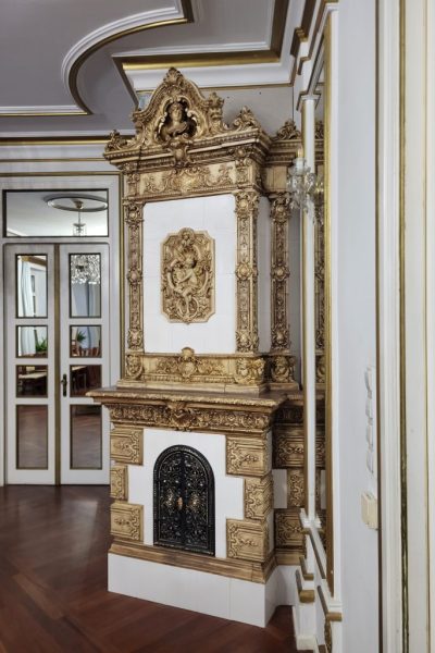 XIX-wieczny neobarokowy pieco-kominek po konserwacji. Pałac w Małkowie